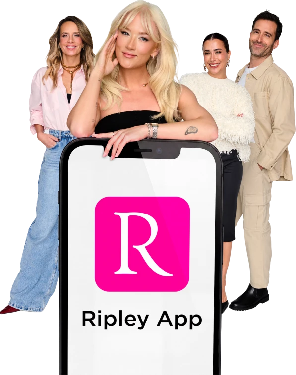 Modelos Ripley y celular mostrando la Ripley App