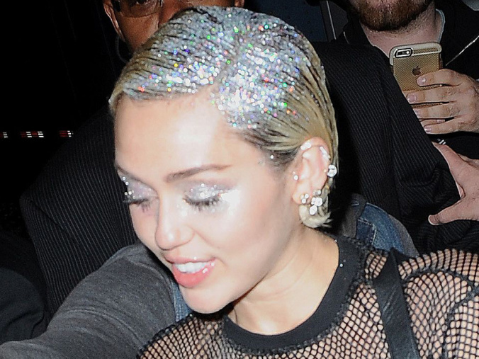 ¡Escarcha tu cabello con la nueva tendencia Glitter Roots!